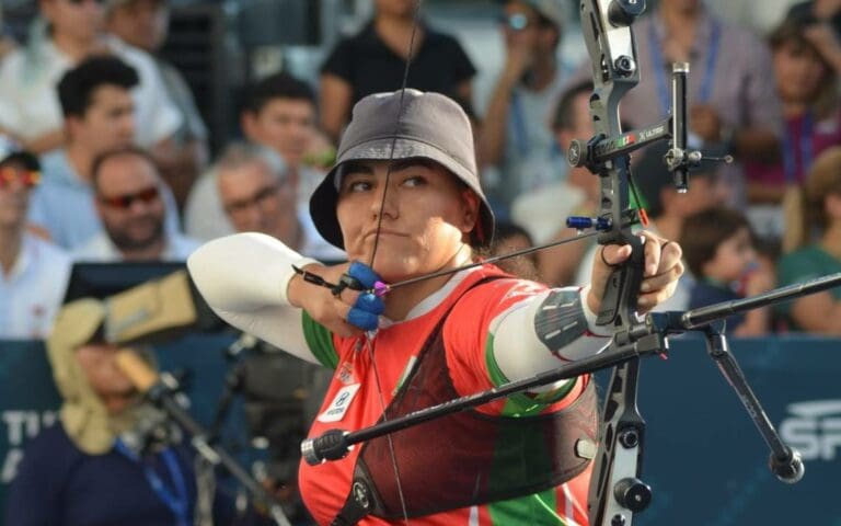Mexicana Alejandra Valencia conquista la medalla de bronce en la Copa del Mundo de Tiro con Arco