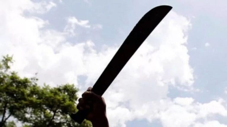 Sujeto machetea a ladrones que ingresaron a su vivienda en Cancún 