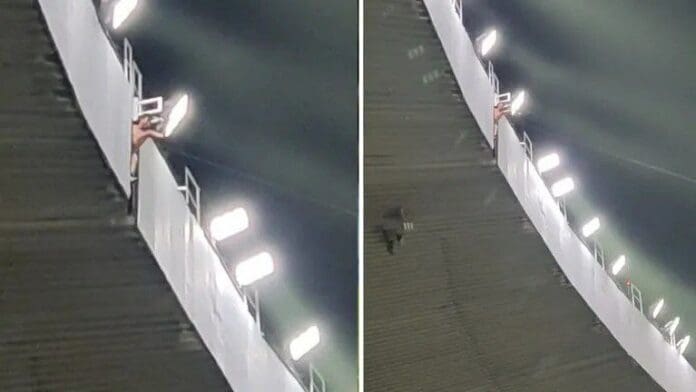 Fanático del América pone su vida en riesgo festejando triunfo en el techo del estadio Azteca