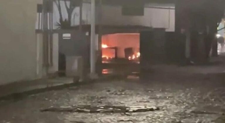 En la ciudad de Puebla fueron atacadas con bombas molotov las oficinas de Pepe Chedraui, candidato de Morena a la alcaldía.