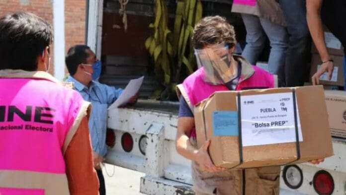 Denuncian robo de automóvil con más de 2 mil boletas electorales en Puebla