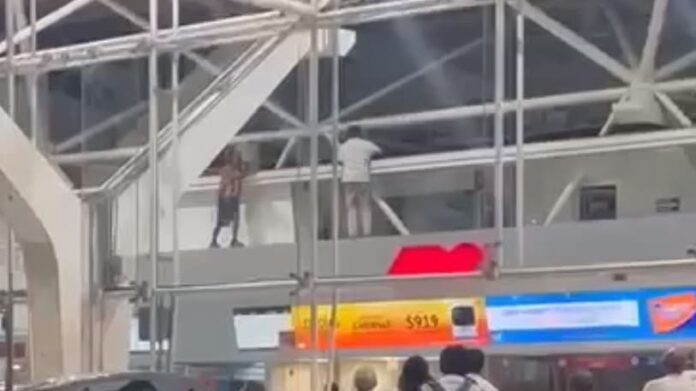 Video: Hombre se lanza del segundo nivel de la terminal ADO en Cancún