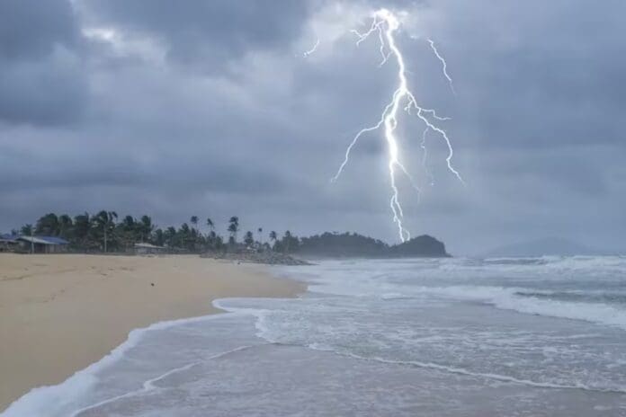 Video: Un rayo impactó simultáneamente a tres niños en una playa de Puerto Rico