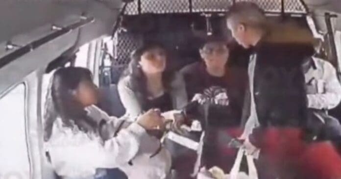 Captan robo en combi en Naucalpan, Edomex; estudiante súplica que le dejen sus apuntes