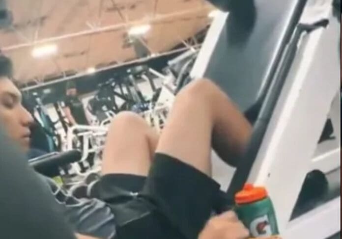 Video: ¡Pura proteína! Joven es captado mientras come alimento de mascotas en el gym