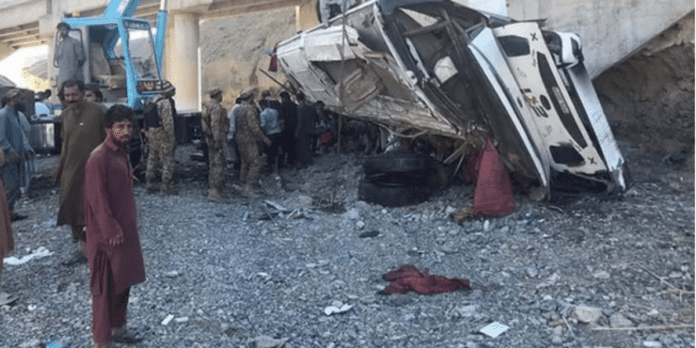 Autobús cae por un barranco en Pakistán