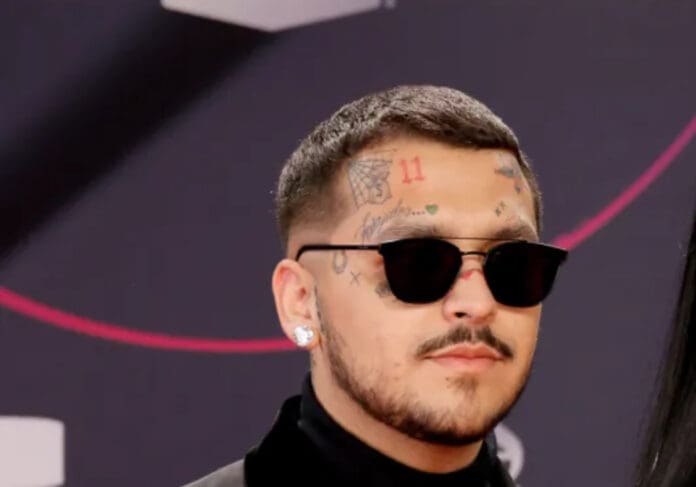 Christian Nodal pide respeto para Cazzu y su familia