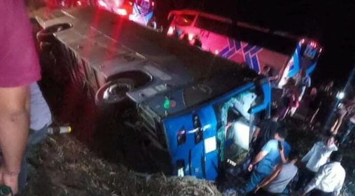 Vuelca autobús que se dirigía al cierre de campaña de Sheinbaum en CDMX; hay 20 heridos