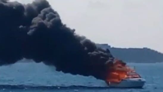 Video: Reportan incendio de un yate entre Isla Mujeres y Puerto Juárez