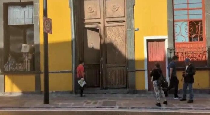 Un lamentable percance ocurrió en el centro de la ciudad de Puebla. El techo de una vecindad se desplomó dejando tres heridos.