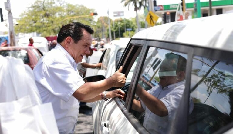 El candidato "Huacho" Díaz Mena sufrió un percance automovilístico este día. Tuvo que ser operado del rostro por una fractura.