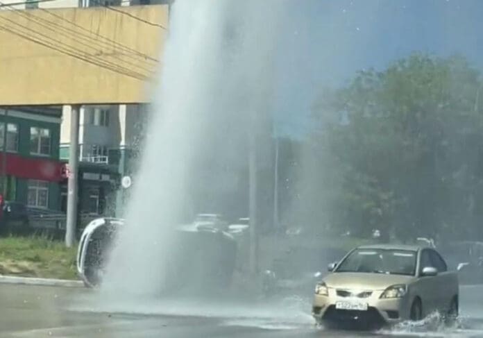 Video: Inesperado chorro de agua hace volcar un vehículo en una carretera de Rusia