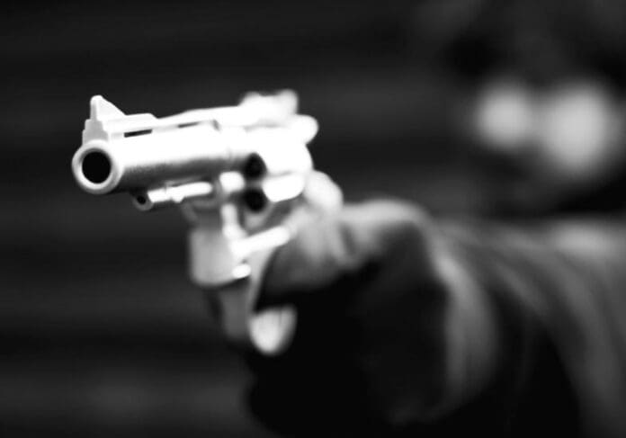 Video: Sujeto encañona y amenaza a un hombre que vende pollo en Naucalpan, Edomex