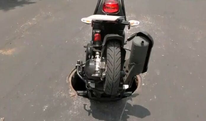 Video: Cae motociclista en una coladera sin tapa en CDMX