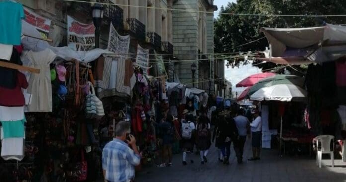 Hoteles del centro de Oaxaca cierran por paro de maestros, ya que por ello no les surten agua; trabajadores y turistas han sido afectados.