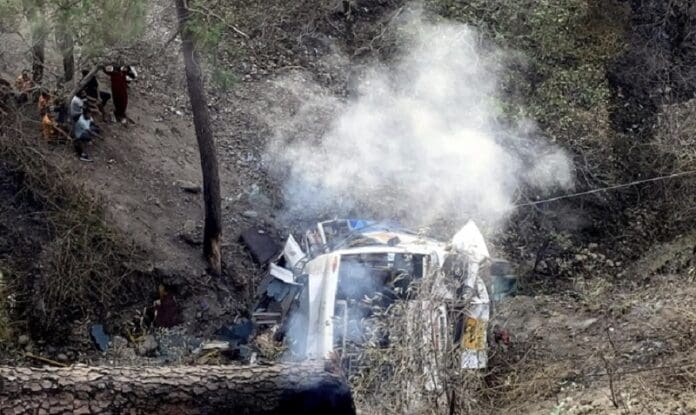 Mueren 21 peregrinos al caer autobús por barranco en India