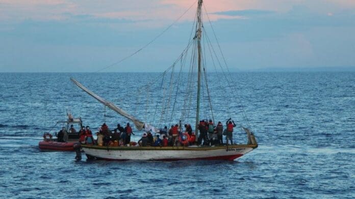 Rescata Marina a 51 extranjeros que venían a bordo de dos embarcaciones hechizas en Quintana Roo