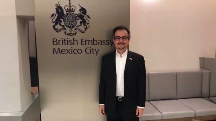 Video: Destituyen al embajador del Reino Unido en México por apuntar con un rifle a empleado