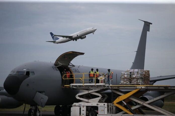 Tras tres meses, aterriza en Haití el primer avión con ayuda humanitaria