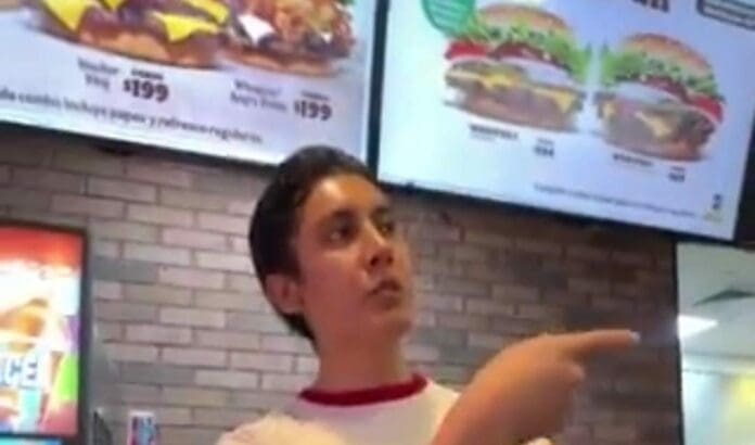 Un gerente de Burger King de Querétaro ha sido exhibido en redes sociales luego de que llamara 