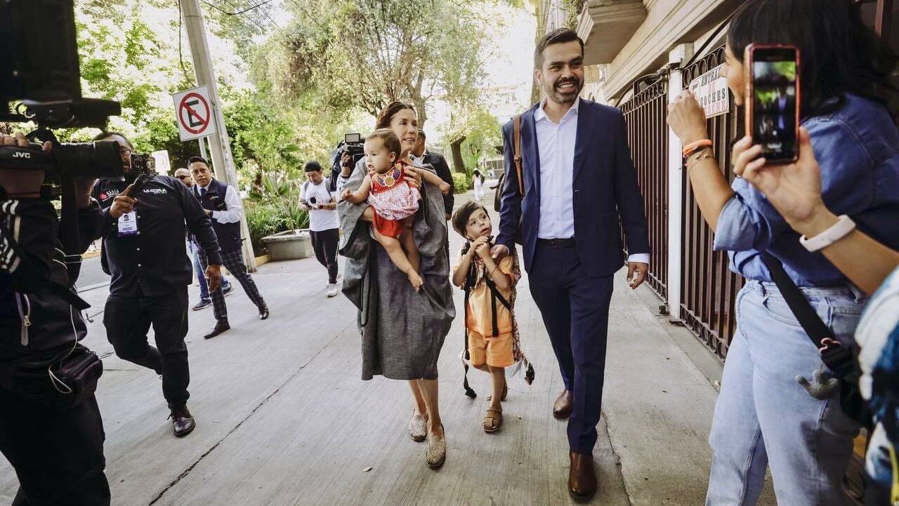 Video: Jorge Máynez acude a votar ante el rechazo de los presentes; “¡Tú ni vives aquí!”