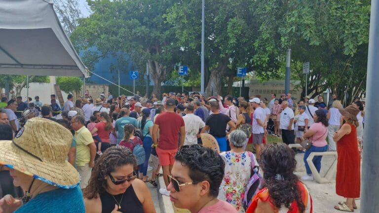 Las casillas especiales colocadas en Cancún lucen repletas de gente que desea votar. Las primeras personas llegaron a formarse a las 3:00 am.