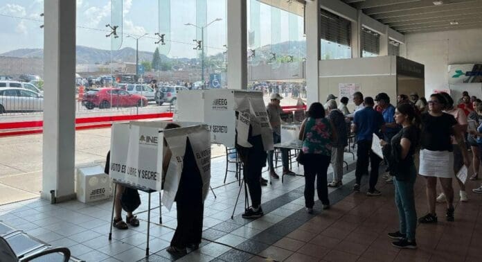 Se reporta que en varias partes del país se están acabando rápidamente las boletas de las casillas especiales.