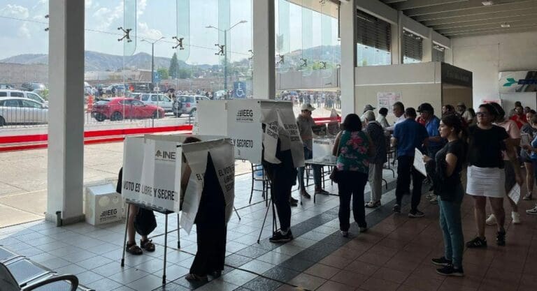 Se reporta que en varias partes del país se están acabando rápidamente las boletas de las casillas especiales.