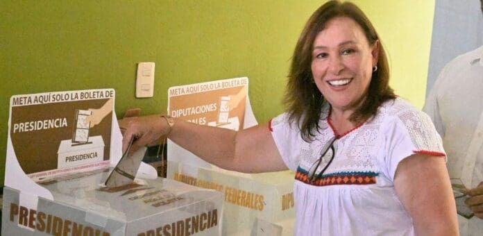 Rocío Nahle García, candidata de Morena en Veracruz fue abucheada por ciudadanos en la casilla donde acudió a votar este domingo 2 de junio.