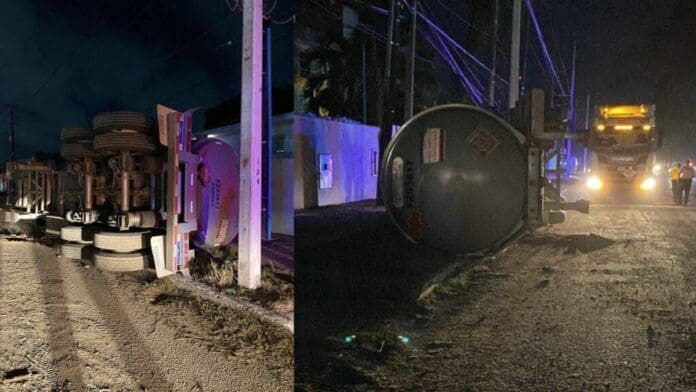 Una pipa que contenía más de 31 mil litros de combustible se volcó en calles de Chetumal; decenas de familias fueron desalojadas.