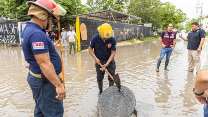 Diego Castañón supervisa trabajos de desazolve y dialoga con familias ante temporada de lluvias