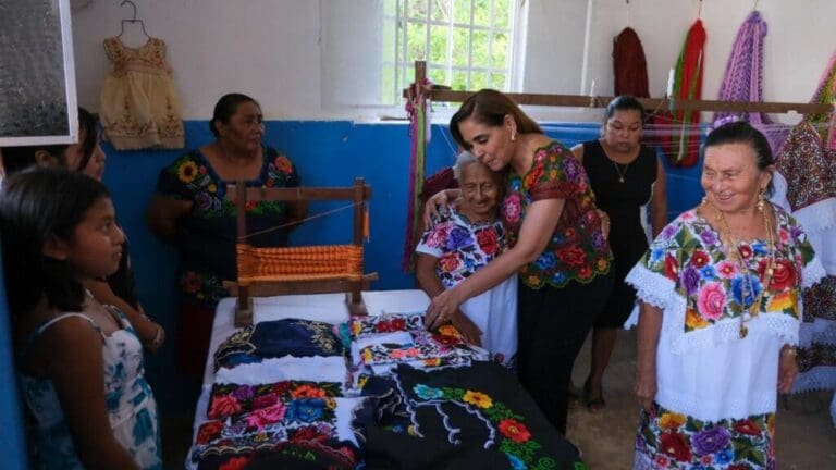 Mara Lezama conecta plataforma “CorreosClic” para comercializar productos en 192 países, a artesanas, productores y emprendedores
