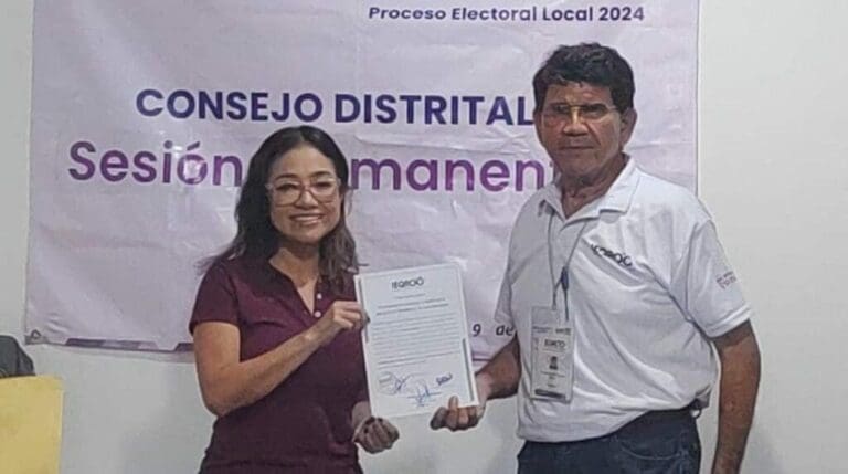 Yensunni Martínez recibió la constancia que la acredita como la presidenta municipal electa de Othón P. Blanco.