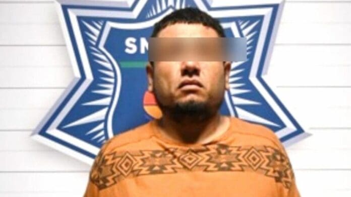 Un presunto asesino y secuestrador fue detenido en Cancún. Al ver su vehículo encontraron a una persona plagiada, así como restos humanos.