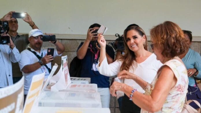Acude Mara Lezama a emitir su voto en la casilla de la Casa de la Cultura de Cancún