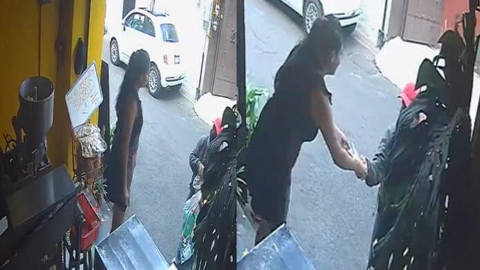 VIDEO: Trabajadora de tortillería le regala de comer a un abuelito y se vuelve viral