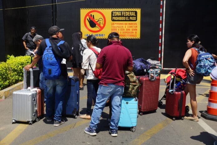 Suspenden vuelos en el aeropuerto de Oaxaca por bloqueo de maestros del CNTE