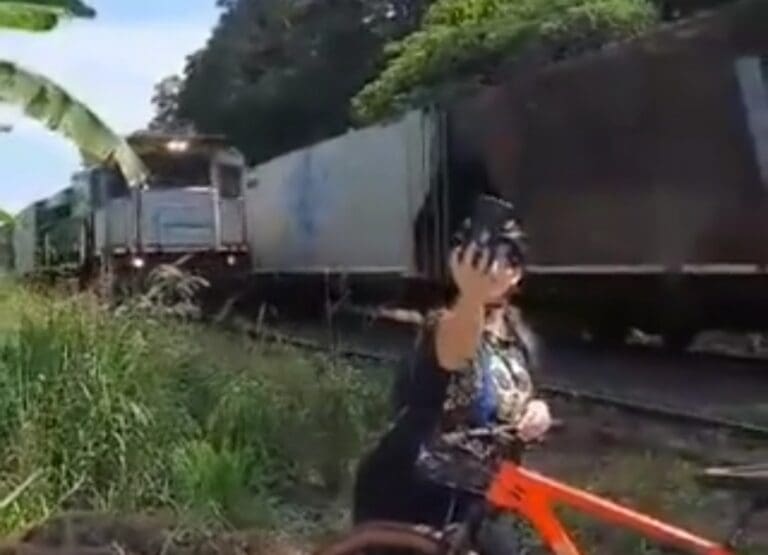 VIDEO: Ciclista es golpeada por un tren mientras se tomaba una selfie