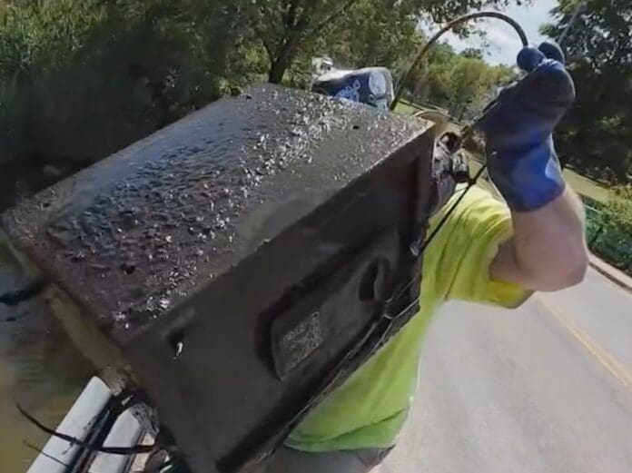 Una pareja pescó con un imán una caja fuerte que tenía 100 mil dólares en EE. UU.