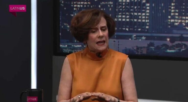 Denise Dresser esta siendo criticada luego que dijera que los mexicanos se volvieron a colocar las cadenas que ella y otros les habían quitado