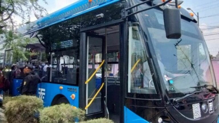 Inauguran Trolebús Avenida Aztecas; vecinos temen por la seguridad vial
