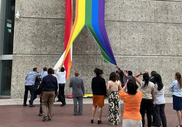 Video: Destruyen bandera LGBTTTI que había sido desplegada en sede del Infonavit en CDMX