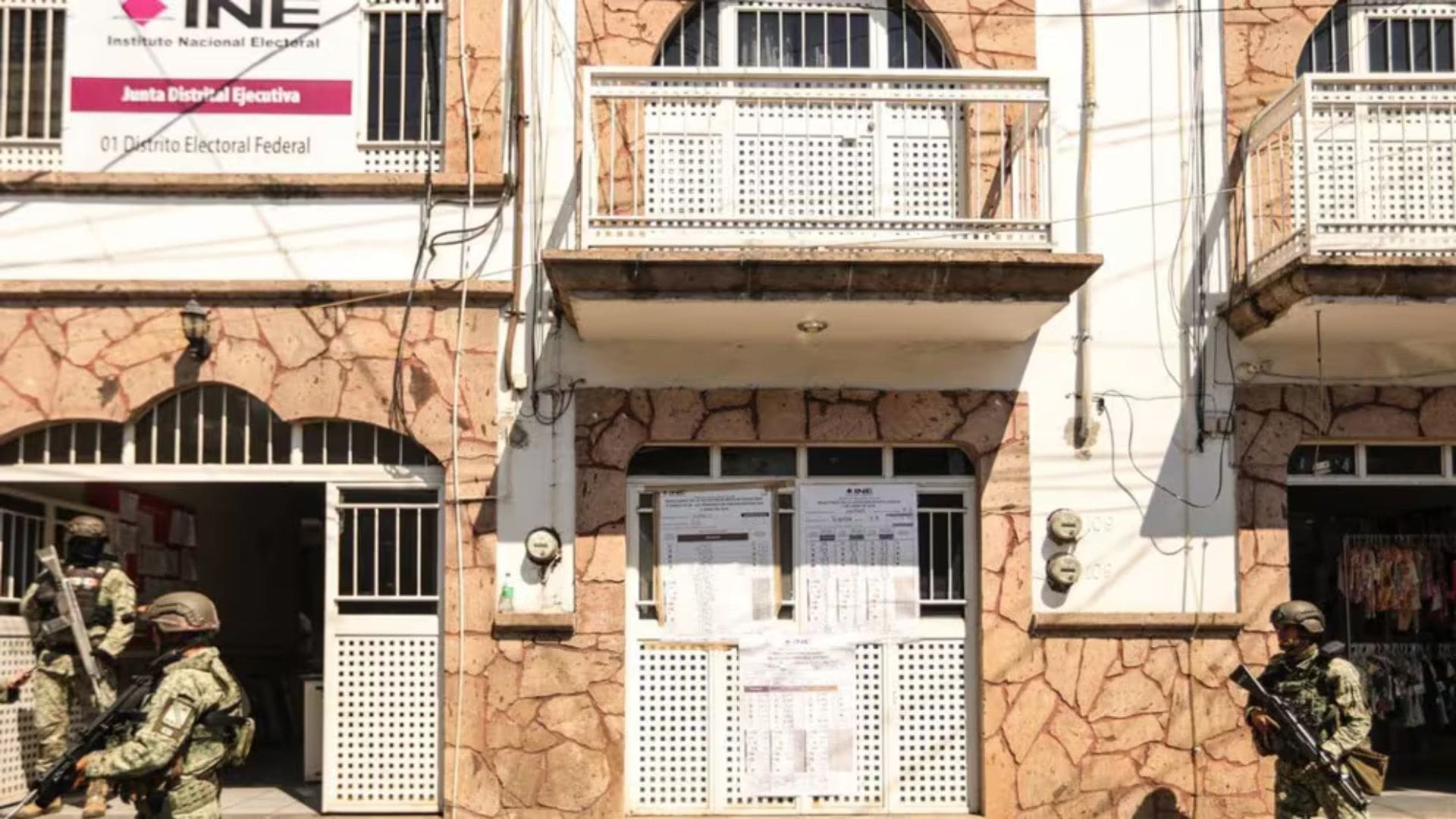 Hombres armados irrumpen en el Instituto Electoral de Jalisco durante el conteo de votos