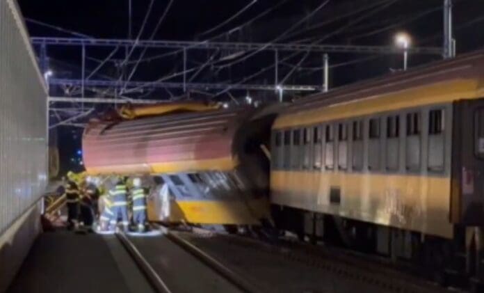 Colisión de trenes en República Checa deja cuatro muertos y heridos