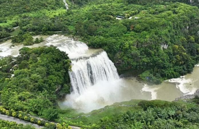 Video: Un excursionista encuentra una tubería de agua secreta que abastece la cascada más alta de China
