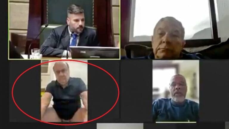 Concejal brasileño aparece sentado en el baño durante una sesión virtual
