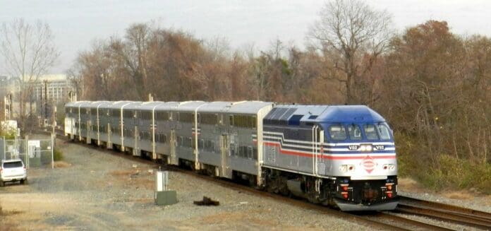 Tren atropella a un niño y dos adultos en Virginia