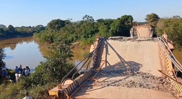 Colapsa puente mientras pasaba camión y mueren ocho personas en Bolivia