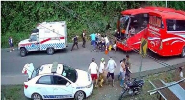 Autobús arrolla a paramédicos que atendían un accidente en Ecuador