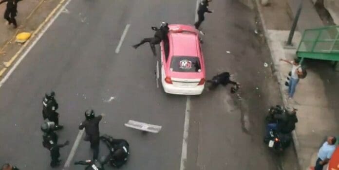 Video: Taxista atropella a siete policías durante una manifestación en CDMX